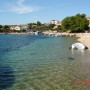 Strand mit Boot des Hauses